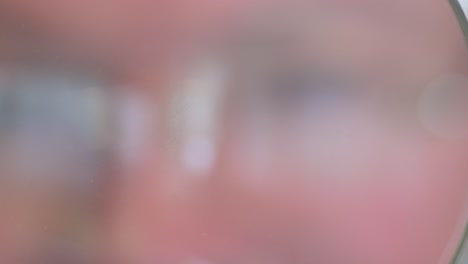 보기 유리창 을 통해 당신 을 바라보는 노인 의 클로즈업