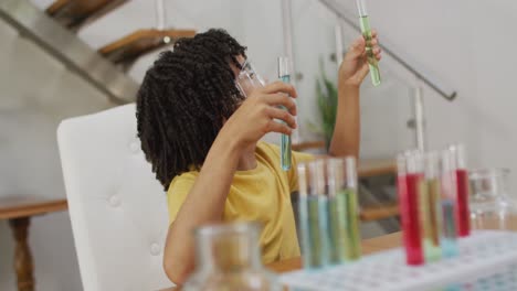 Feliz-Niño-Birracial-Haciendo-Experimentos-De-Química,-Sosteniendo-Un-Tubo-De-Ensayo