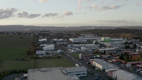 toma aérea de drones al atardecer del distrito bettenhausen de kassel en alemania, hessen, europa