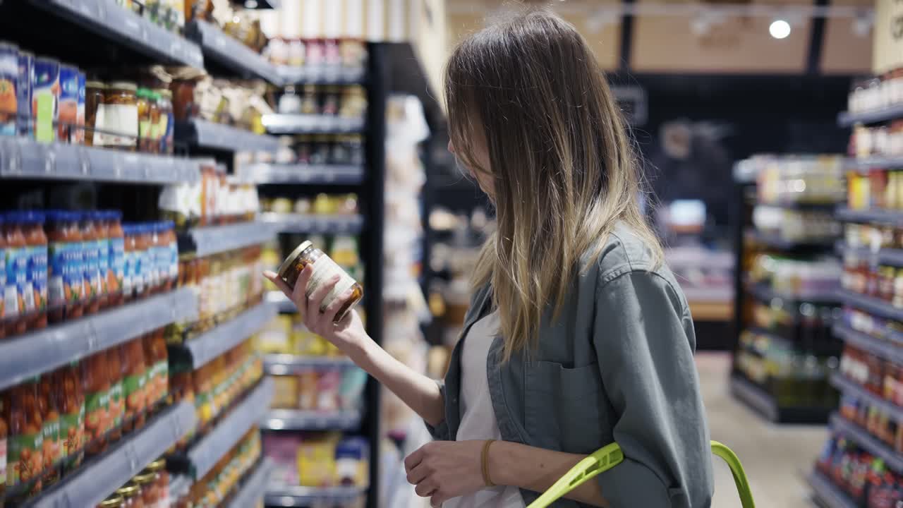 소녀 구매자는 가게에서 제품을 선택합니다. 가게로 매일 여행합니다. 구매