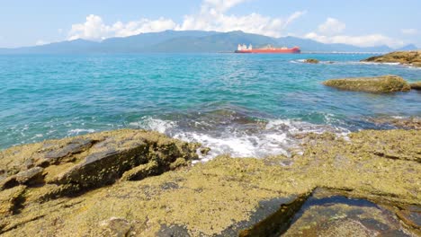 Mar-Azul-En-Un-Día-Soleado-Con-Barco-Y-Puerto-Al-Fondo