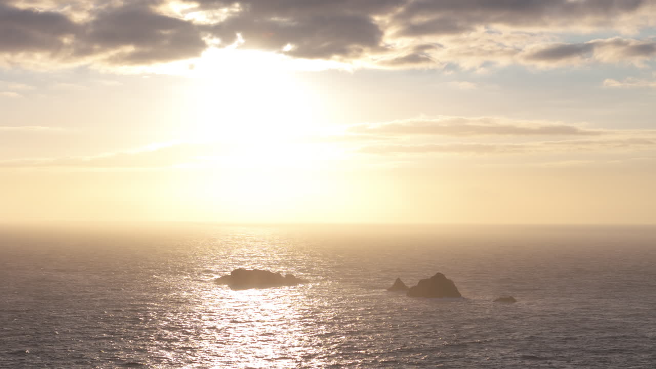 트레보스 헤드 근처 의 해 가 지는 빛 에 있는 이스 섬 의 조류 의 눈 으로 보는 드론 광경