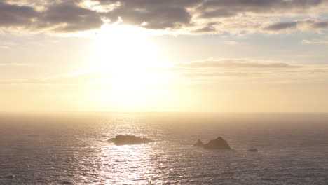 vista de las islas quies en el resplandor del atardecer cerca de trevose head
