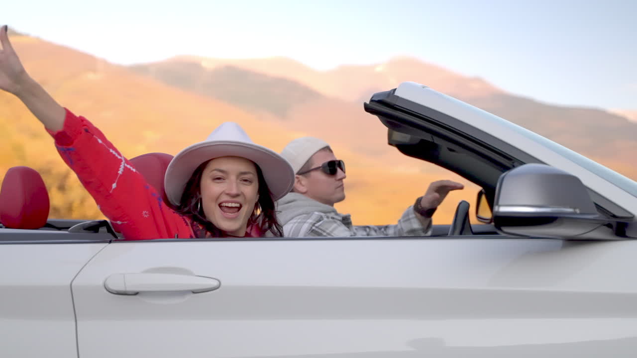 una pareja disfrutando de un viaje panorámico en un descapotable