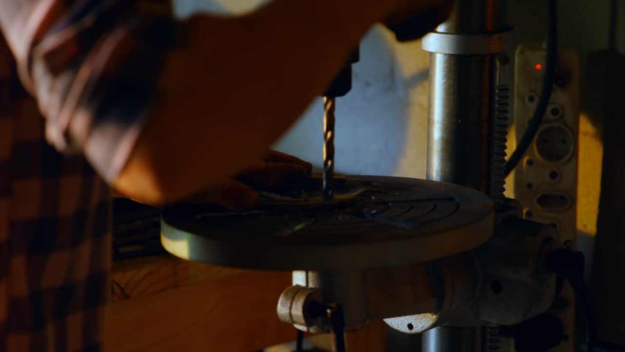 Smed bruger radialboremaskine på fabrik 4k