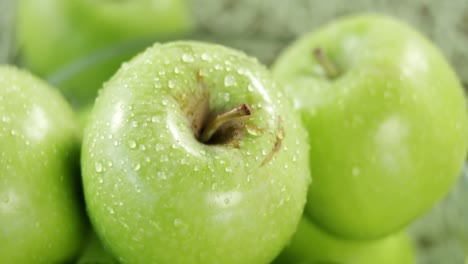 manzanas verdes con gotas de agua