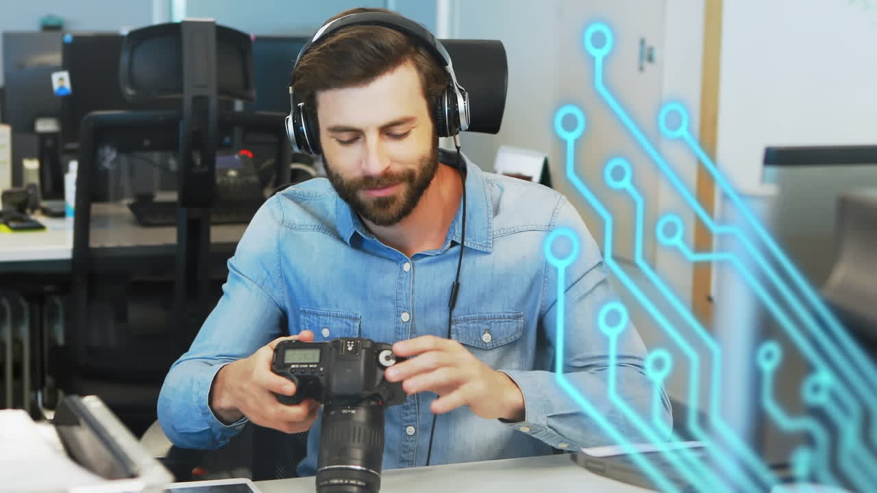 디지털 카메라를 들고 있는 백인 남성 사진작가에 대한 마이크로프로세서 연결의 애니메이션