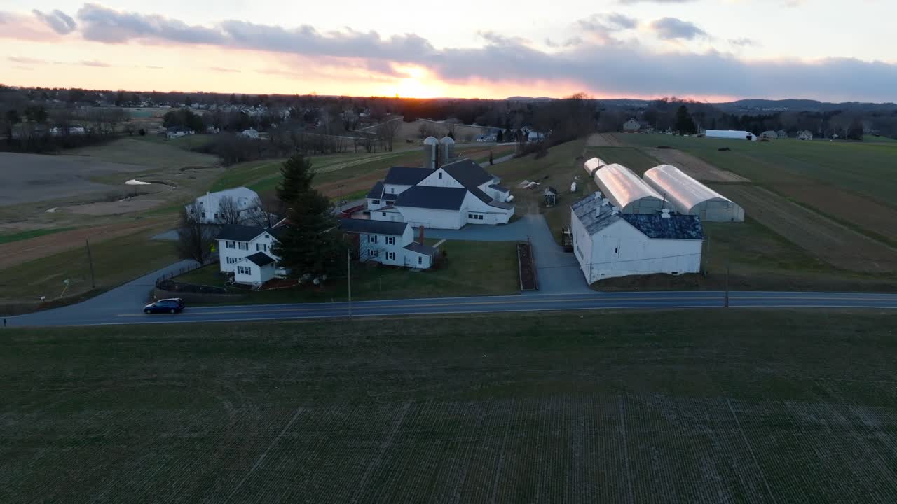 Luftoptagelse af amerikansk gård om vinteren under kold solnedgang