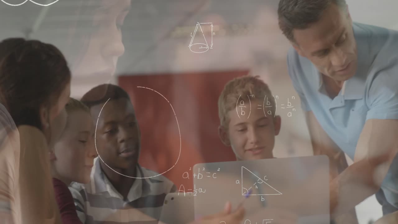 animación de ecuaciones matemáticas sobre niños de escuela y maestro masculino usando computadora portátil en el aula