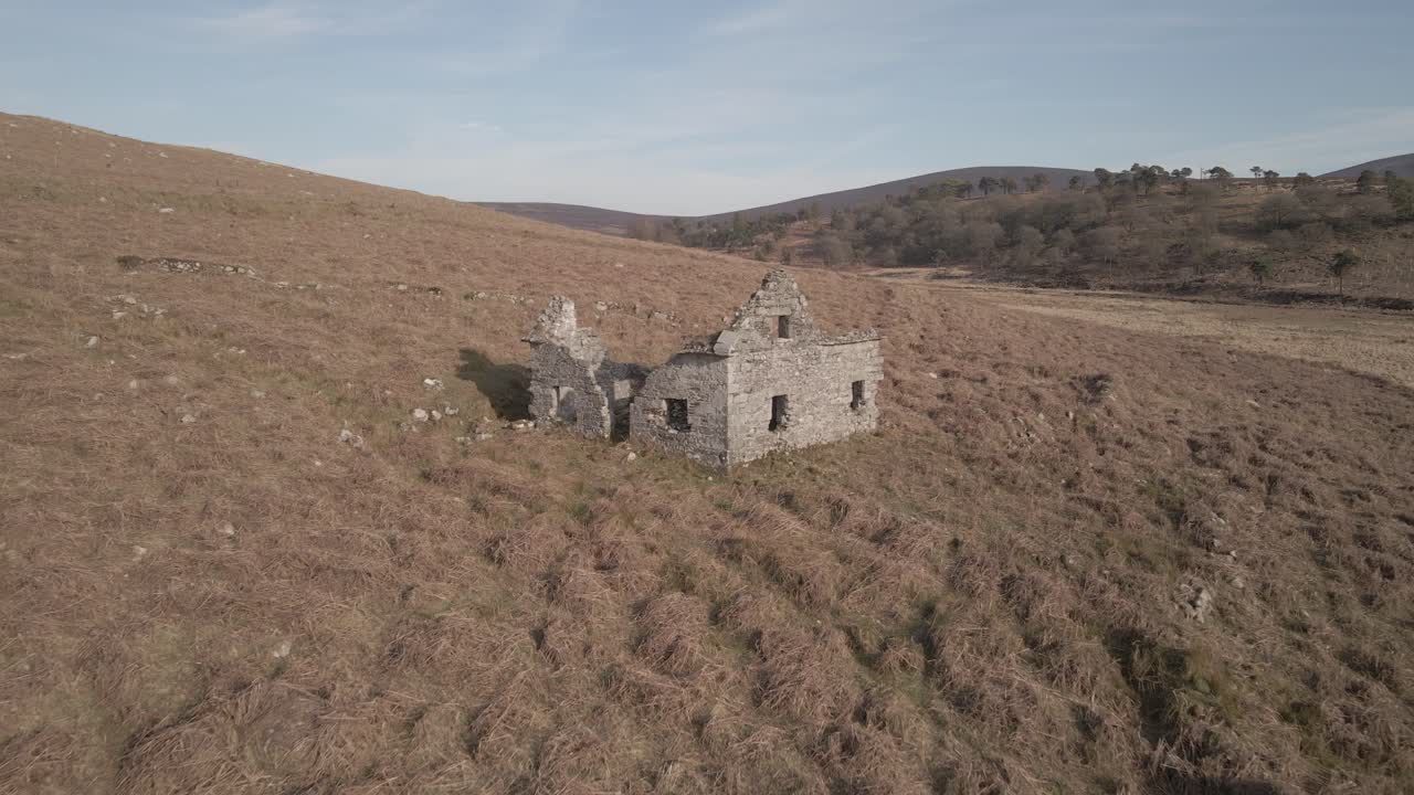 exterior de un edificio antiguo y abandonado en la colina de las montañas de wicklow durante el verano en irlanda