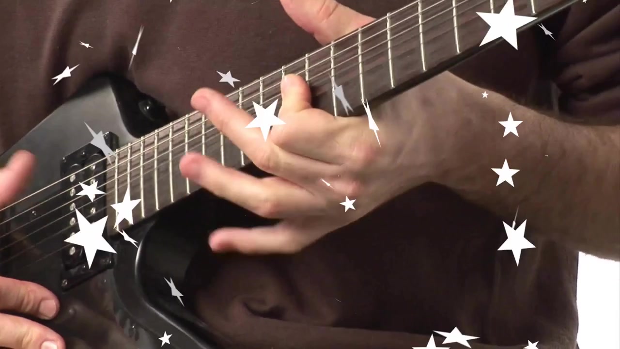Dryfujące grafiki otwierających się gwiazd, gitarzysta grający technikami sliding, strumming i tapping, prezentujący swoją technikę.