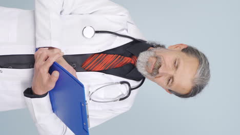 video vertical del emotivo y lloroso viejo médico.