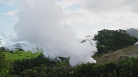 Grüne-Landschaft-Der-Azoren:-Große-Dampfwolke-Am-Hang