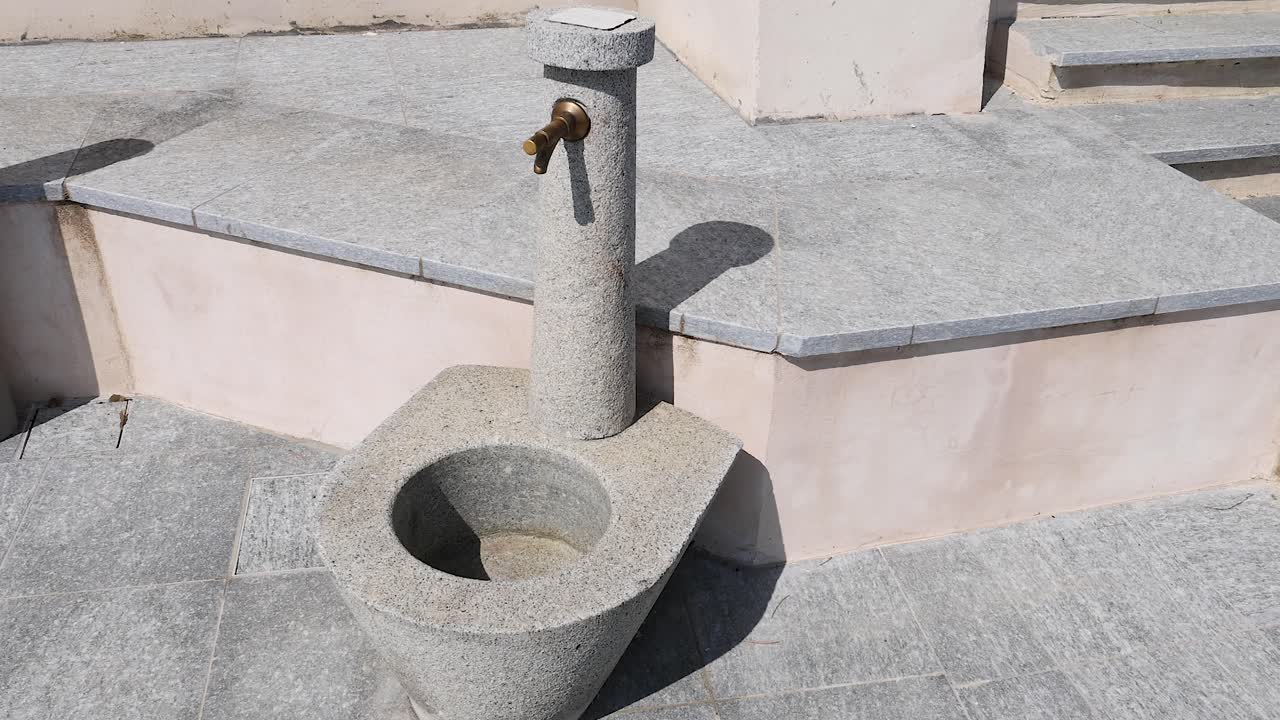 fuente de piedra con grifo de agua en italia