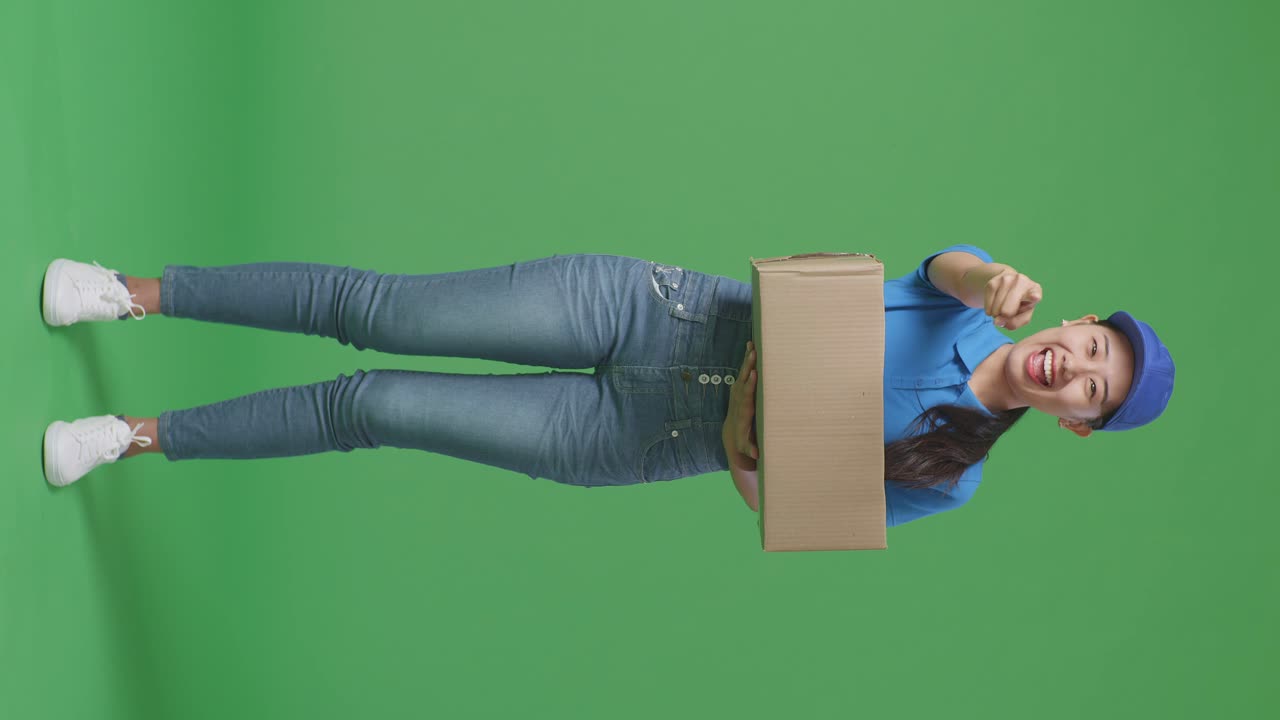 mujer sosteniendo una caja de parto