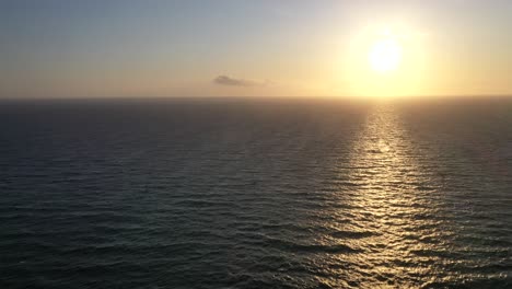 luz solar vibrante sobre el agua reluciente en el océano pacífico durante la puesta de sol