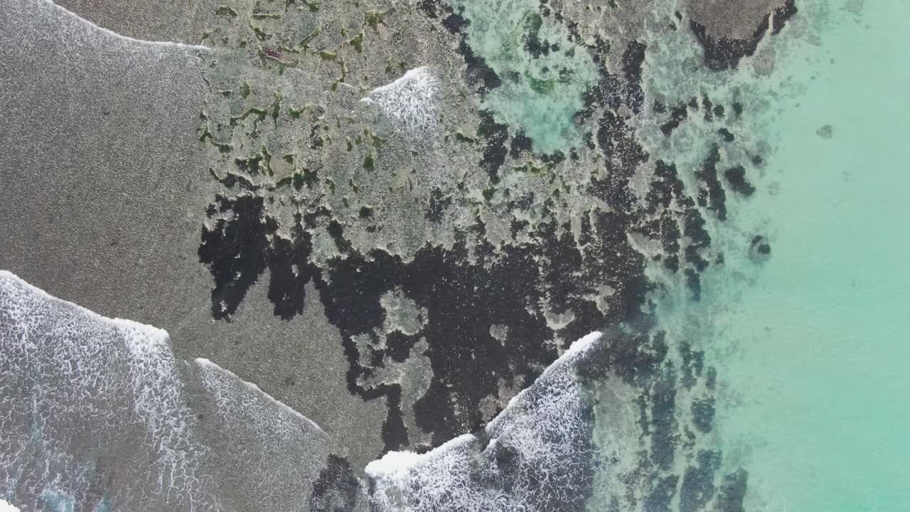 agua de mar súper clara con fondo arenoso visible