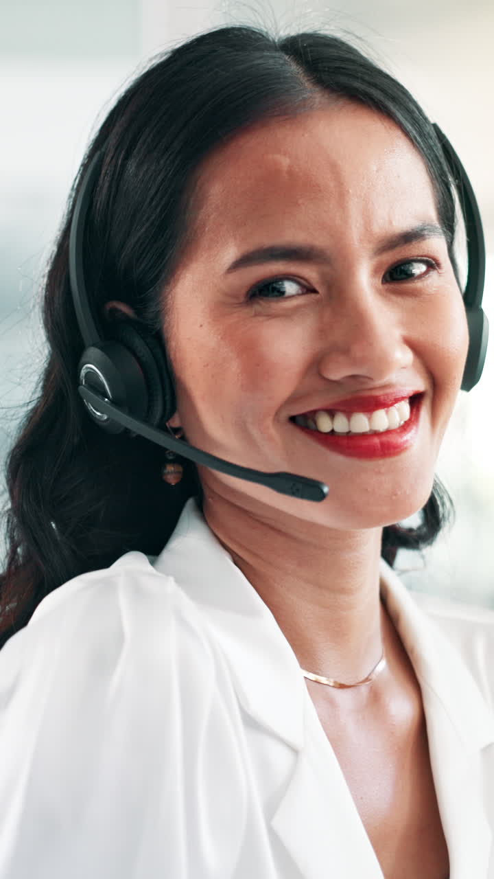 Smilende kvinne med headset som jobber i kundesenter