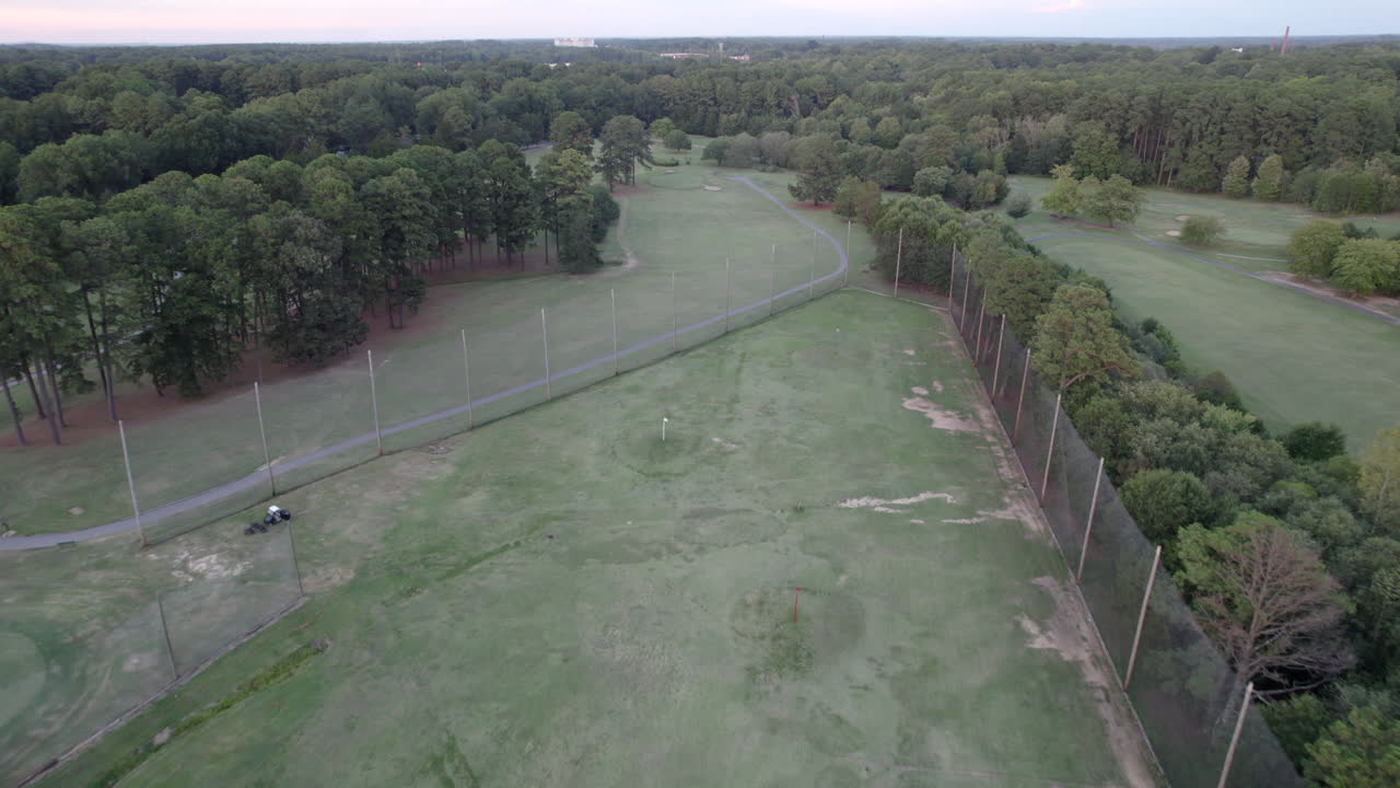 골프 코스, 퍼팅 그린, 모래 함정, 연습장, 숲 위를 비행하는 공중 드론