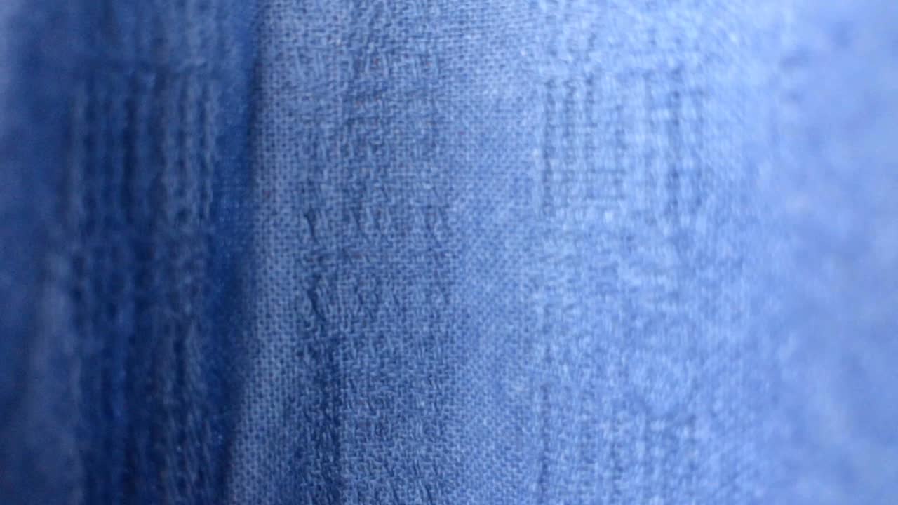 la textura de la tela azul de cerca.