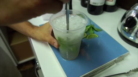 haciendo un mojito