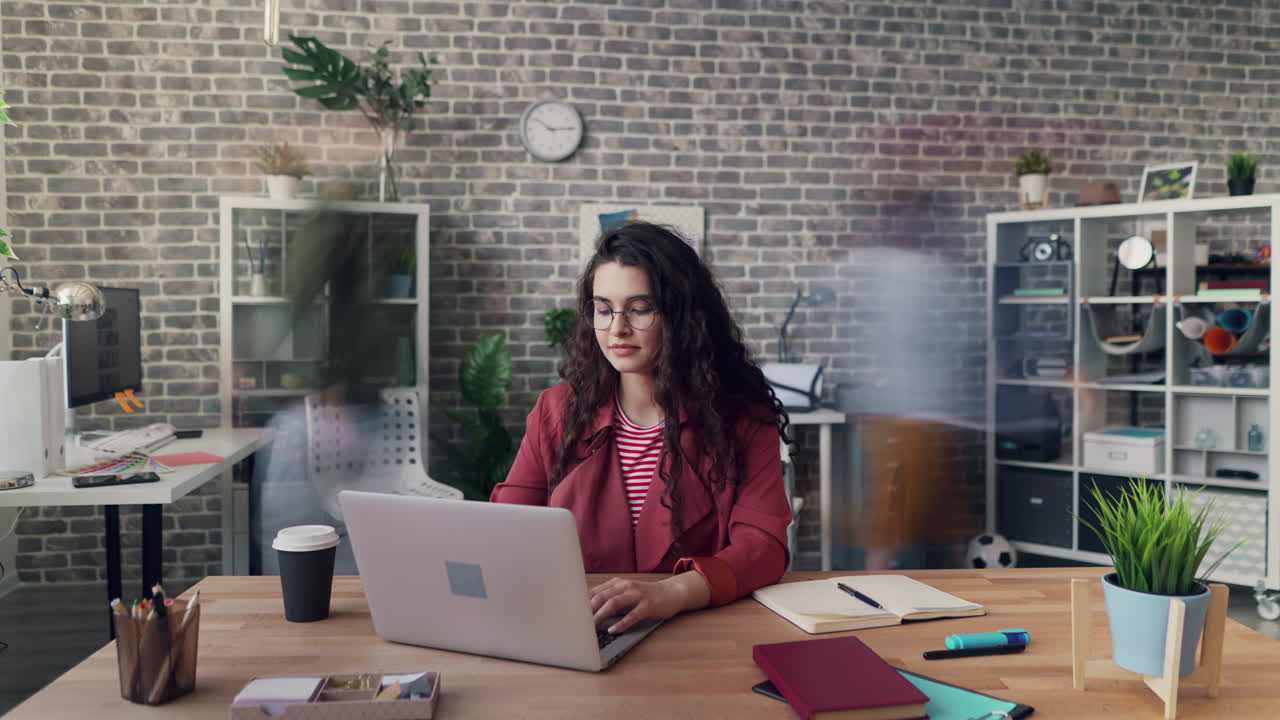 mujer trabajando en una computadora portátil en una oficina moderna