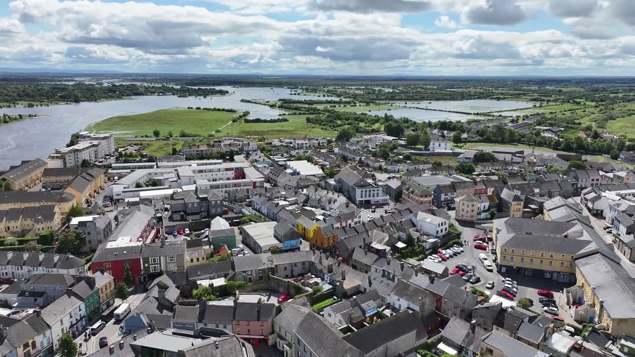 puente aéreo frente al mar de la ciudad europea