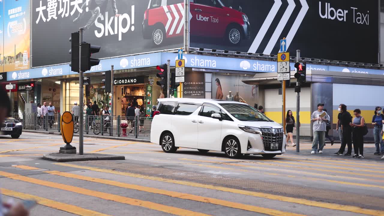비는 교차로 에서 교통 과 보행자 들