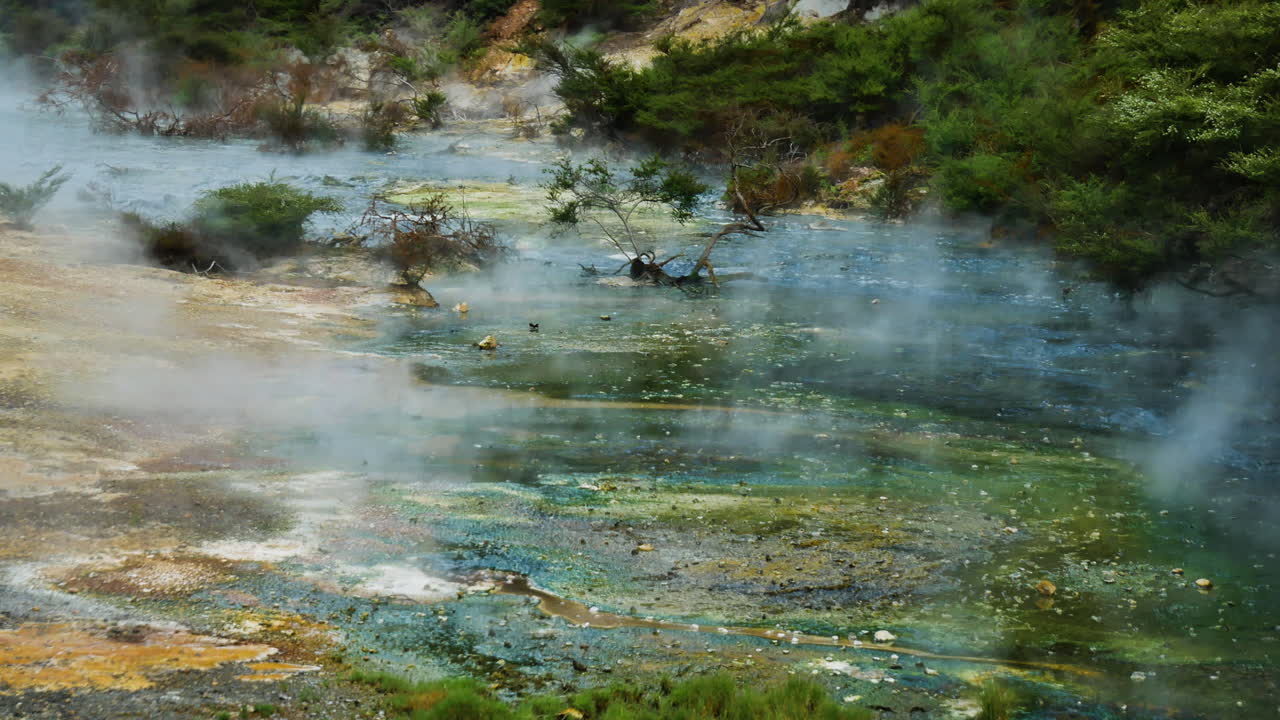 뉴질랜드 국립 공원에 있는 끓는 화산 호수의 패닝 샷 - 자연의 다채로운 수면
