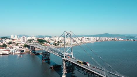 una vista icónica del puente hercílio luz en florianópolis, un testimonio de la grandeza arquitectónica y un símbolo de la rica historia de la ciudad