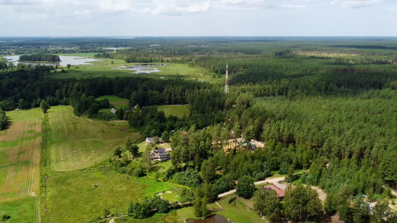작은 마을에 커버리지를 제공하는 외 곳에 있는 자연 보호구역 한가운데의 라디오 타워