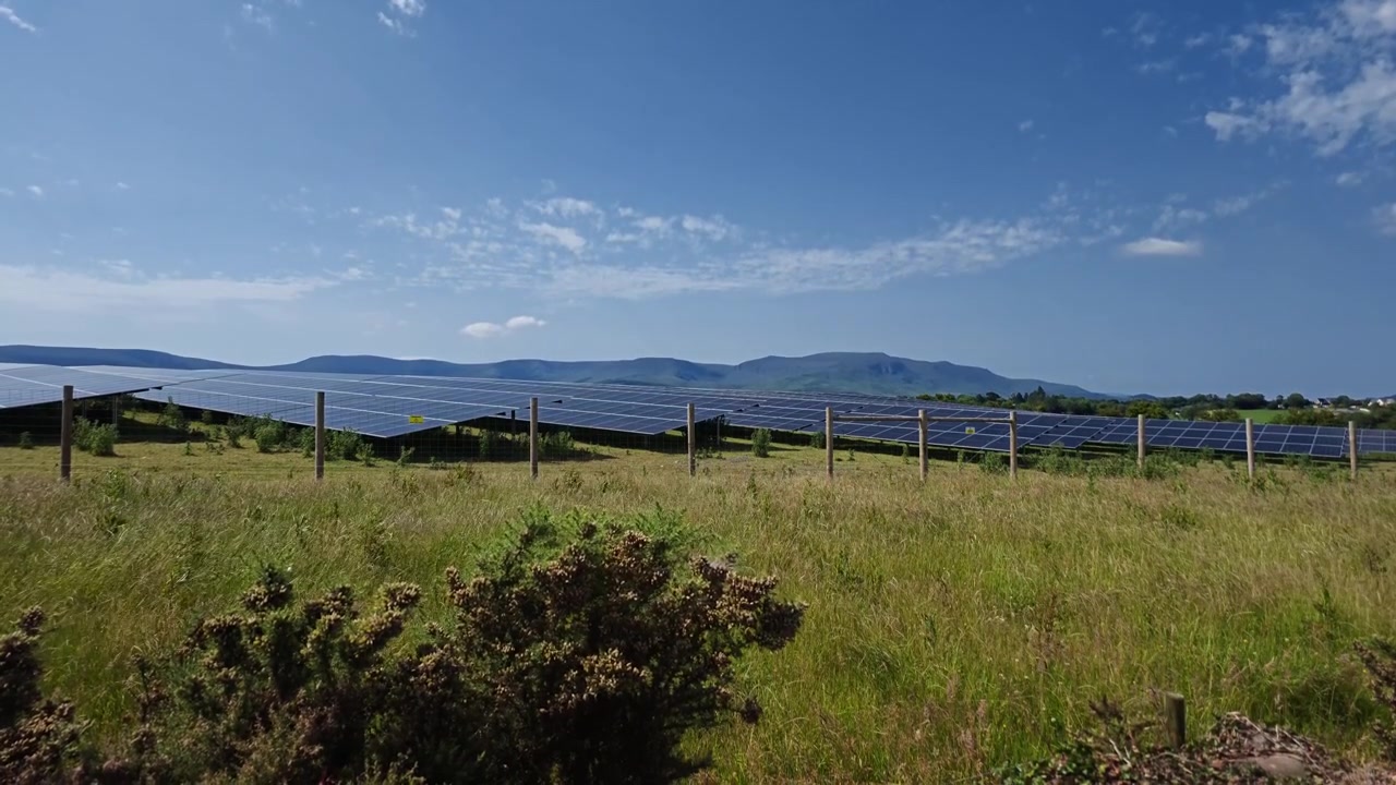Solcellepark Irland under Comeragh-bjergene Waterford episke lokationer