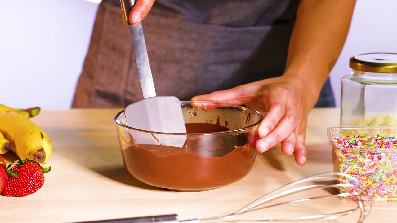 과일과 스프링클러와 함께 초콜릿을 는 것