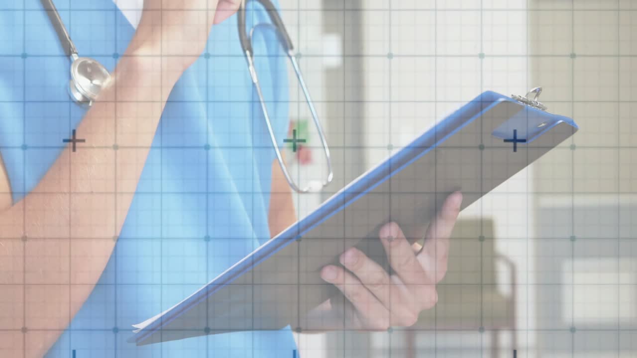 Profesional de la salud levantando un bolígrafo, escribiendo notas en el expediente y tocando el estetoscopio para el registro.
