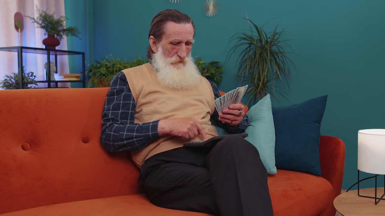 행복한 부자는 돈을 계산하고 현금과 계산기를 사용하여 가정 소득을 계산합니다.