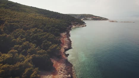 Luftaufnahmen-Eines-Exotischen-Strandes-Mit-Kristallklarem-Türkisfarbenem-Wasser-In-Griechenland-Im-Sommer