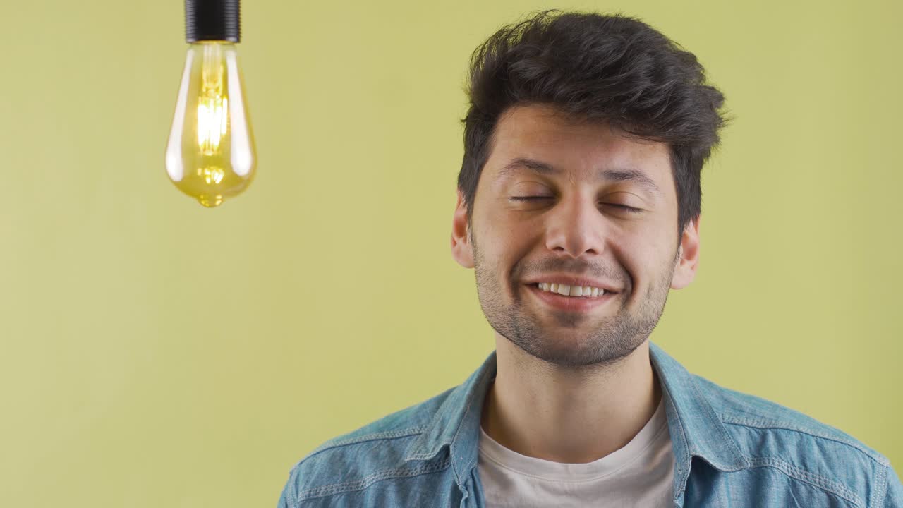 el hombre piensa y se le ocurren ideas creativas. lámpara de ideas. eureka.