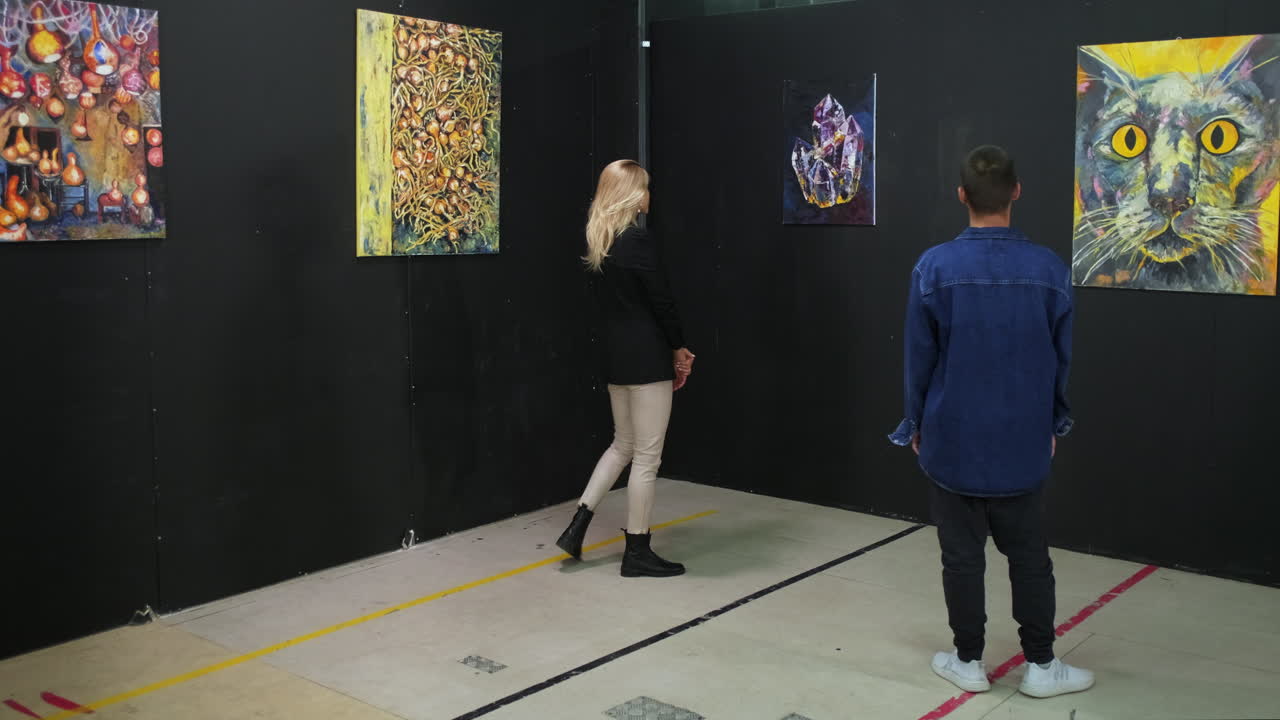 갤러리에서 현대 미술을 보는 사람들