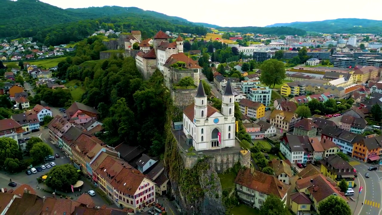 4K-Drohnenvideo der historischen Festung Aarburg und der Reformierten Kirche in Aarburg, Schweiz.