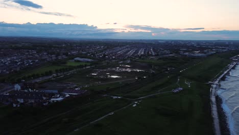 Toma-Aérea-Panorámica-De-La-Costa-De-Hendon-Y-Sunderland-Durante-La-Puesta-De-Sol.