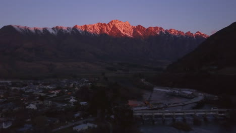 Farbenprächtiger-Sonnenuntergang,-Der-über-Die-Bemerkenswerte-Bergkette-Fällt