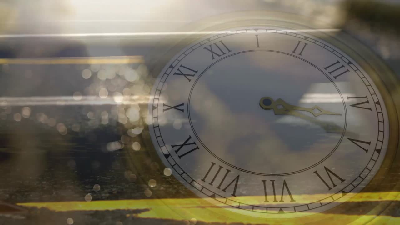 Reloj desvaneciéndose sobre una carretera empapada por la lluvia al amanecer, marcando el tiempo transcurrido mientras una pareja pasea por la orilla.