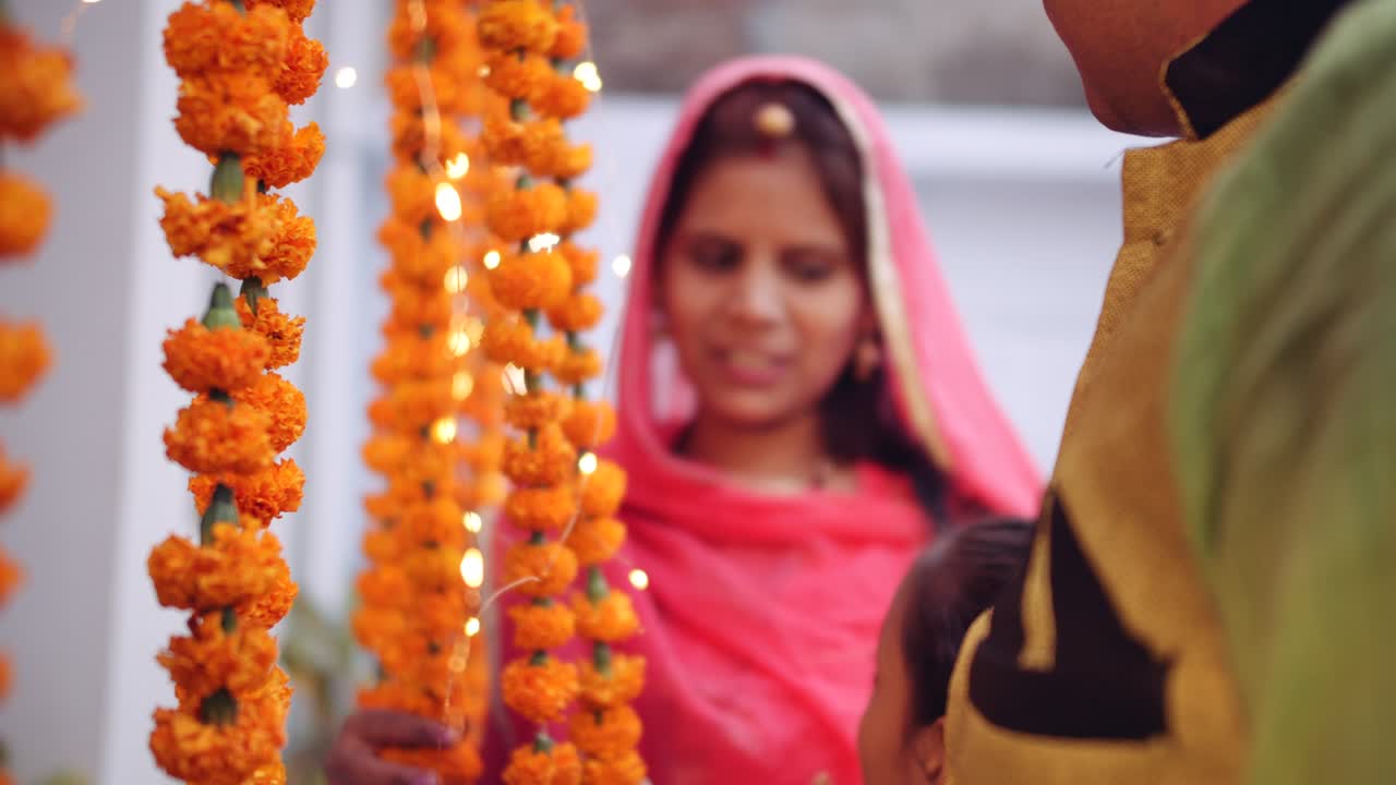 молодые родители с дочерью празднуют декорации для фестиваля дивали