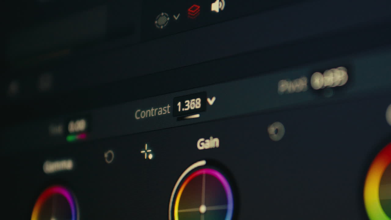 clasificación y corrección de color de archivos de video en postproducción trabajando en una computadora portátil profesional