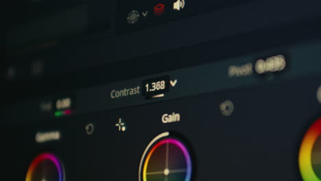 Gradación-Y-Corrección-De-Color-De-Archivos-De-Vídeo-En-Postproducción-Trabajando-En-Una-Computadora-Portátil-Profesional