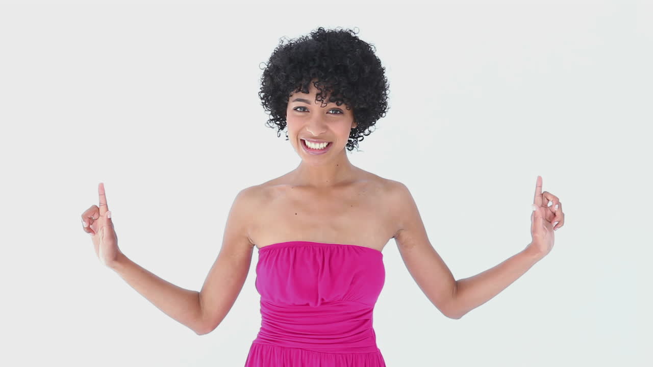 mujer de color rosa apuntando hacia arriba