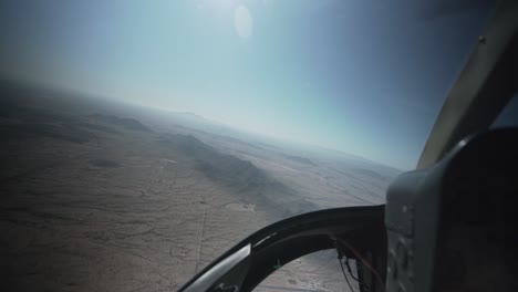 volando dentro de un helicóptero mirando por la ventana_05