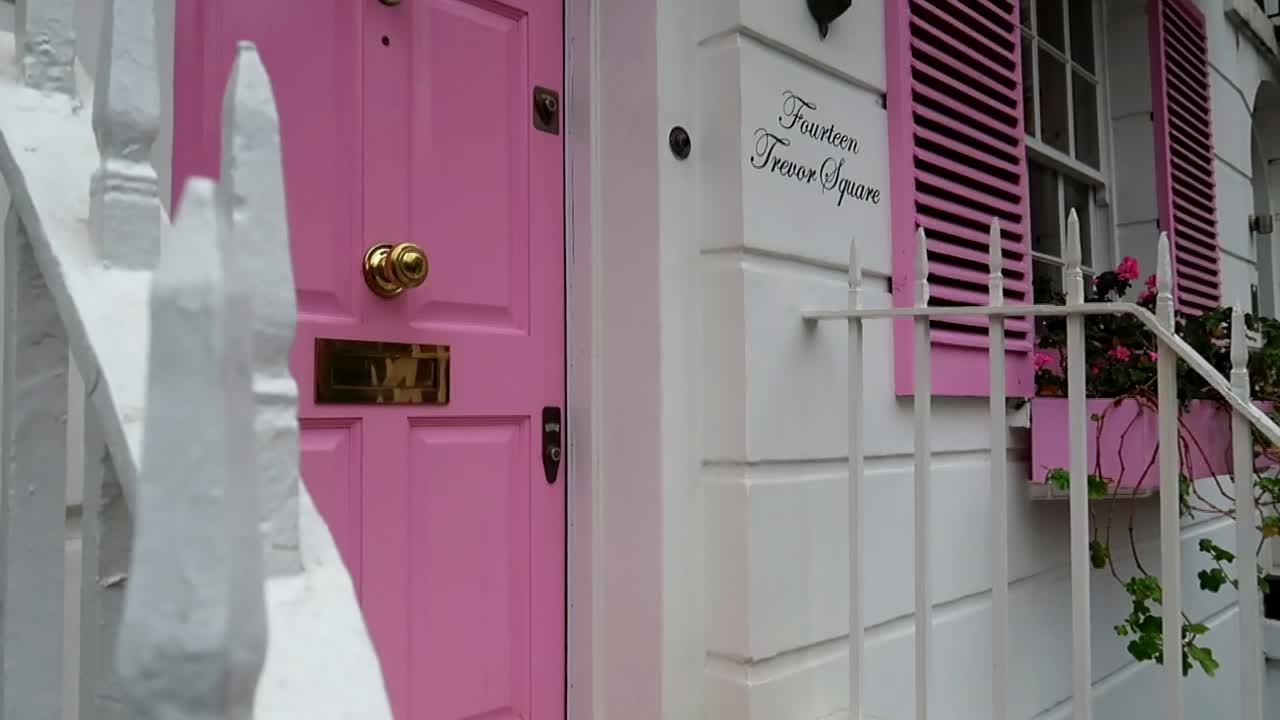 14 트레버 스 ⁇ 어에 있는 매력적인 입구 분홍색 문