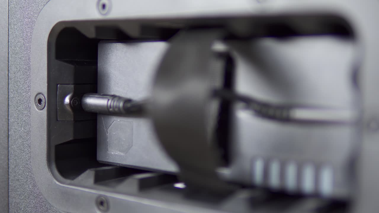 enchufar y verificar el estado de la batería en una batería grande de 12 v cc