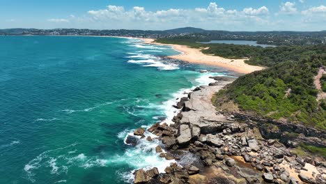 Extensión-De-La-Playa-De-Wamberal:-Un-Recorrido-Aéreo-Panorámico-Sobre-La-Emblemática-Costa-De-Australia